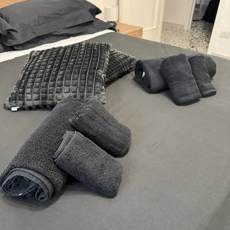 Black Angel Oak Apartment Bari